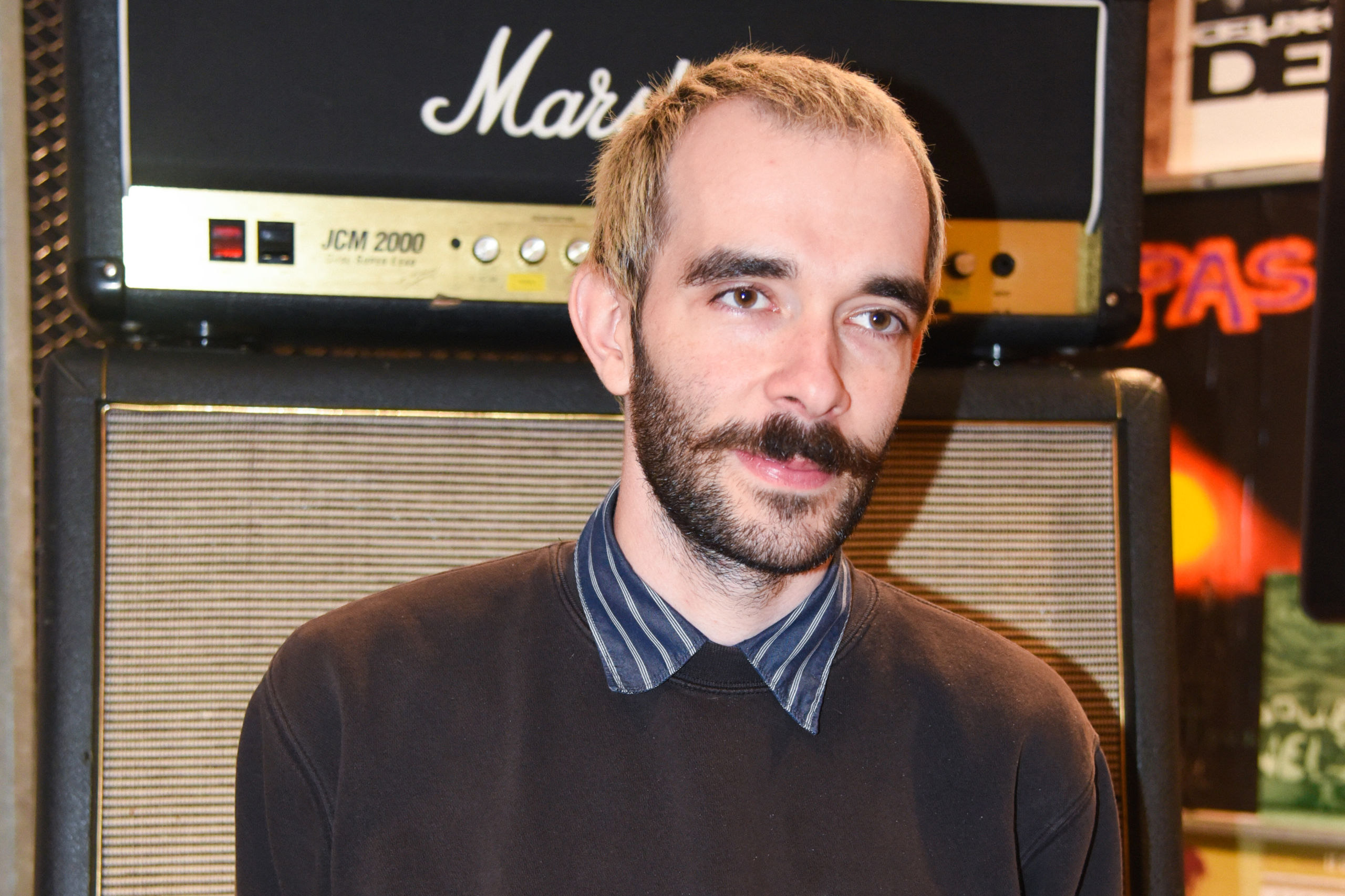 Photo de Nicolas devant un ampli