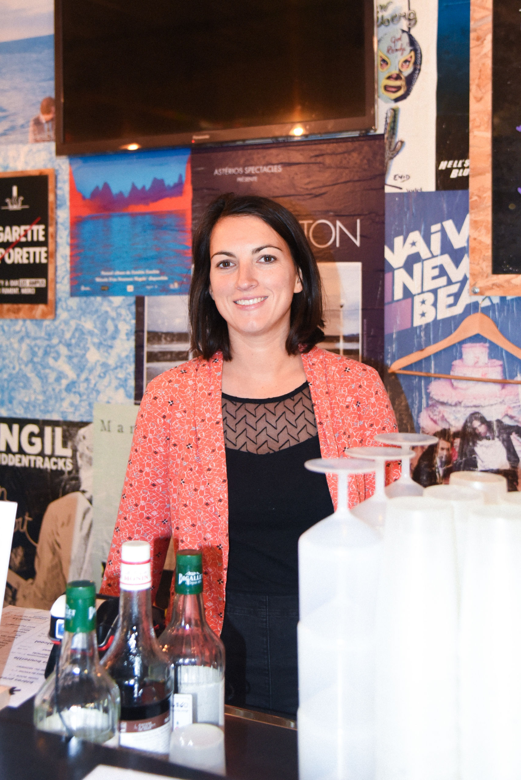 Photo d'Élodie derrière le bar