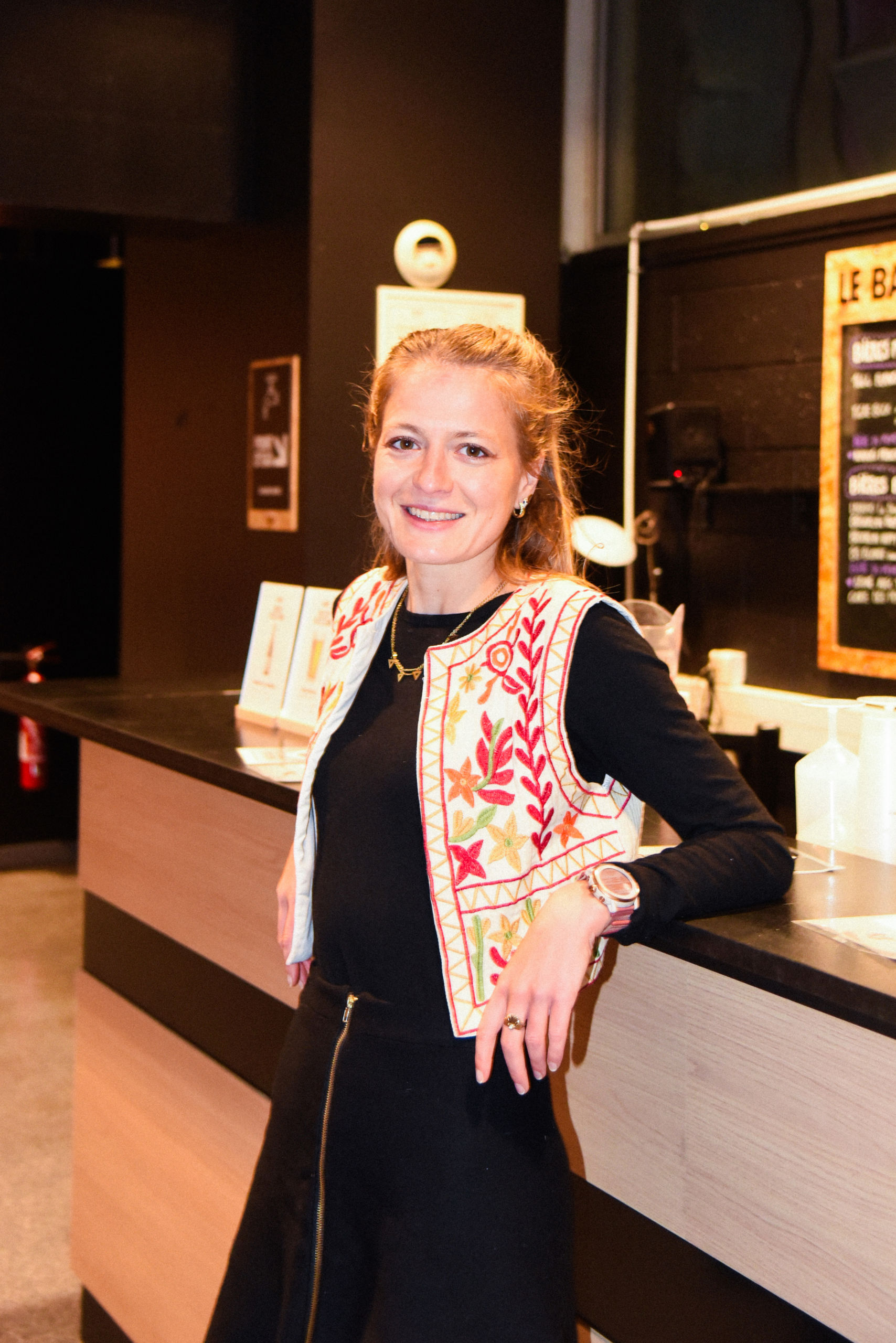 Photo de Lorane accoudée au bar du Brise Glace